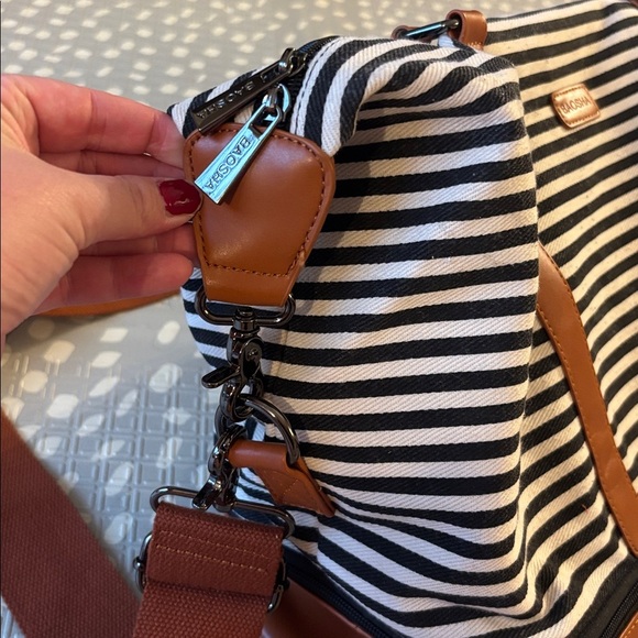 Weekender Bag - Picture 4 of 10